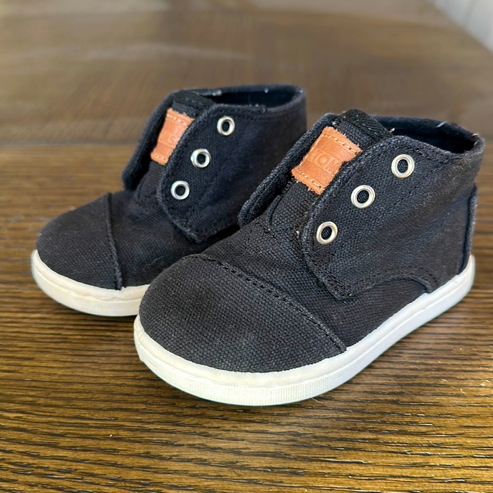 New without tags baby TOMS size T5